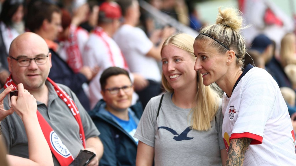 Aushängeschild, Torjägerin und Co-Trainerin: Weltmeisterin Anja Mittag (rechts).