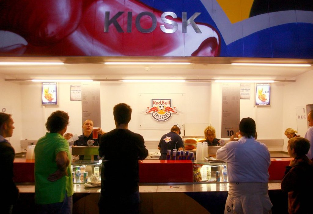 Am Kiosk in der Red Bull Arena können Fans demnächst bargeldlos bezahlen. Hier ein Stadionkiosk in Salzburg.