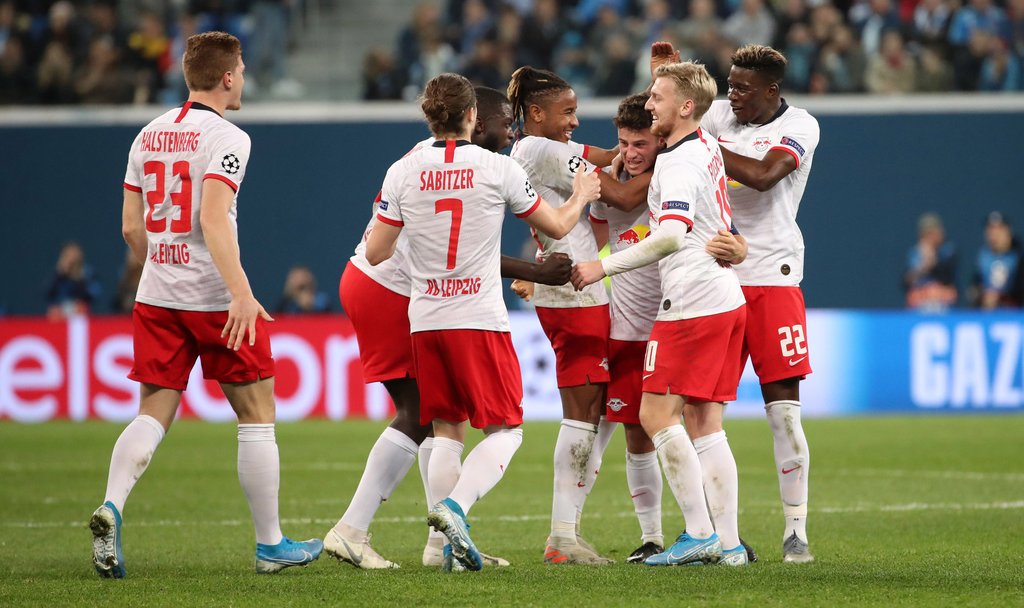 Im Würgegriff seiner Kollegen: Leipzigs Torschütze zum 1:0 Diego Demme