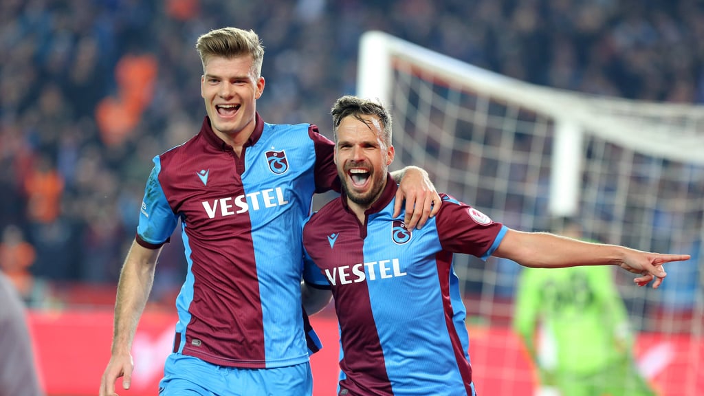Alexander Sörloth (l.), hier mit Ex-Teamkollege Filip Novak, hatte bei Trabzonspor viel Grund zum Jubeln.&nbsp;