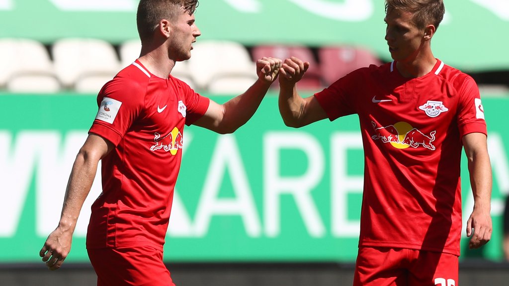 Dani Olmo (r.) beglückwünscht Timo Werner zum Tor-Rekord.