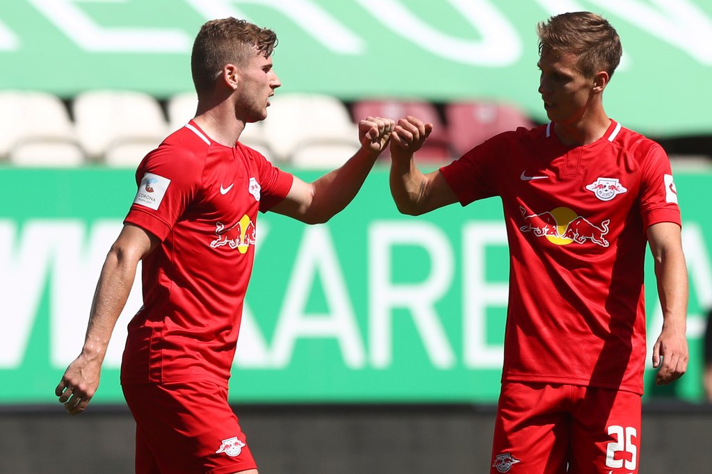Dani Olmo (r.) beglückwünscht Timo Werner zum Tor-Rekord.
