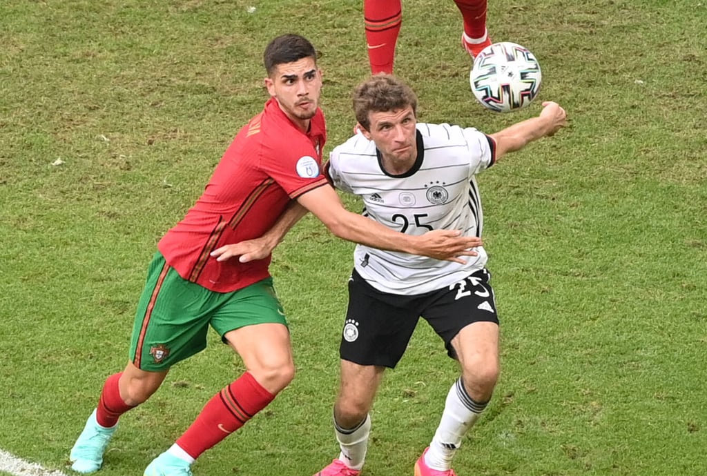 Andre Silva im Duell mit Thomas Müller (r.) bei der Fußball-Europameisterschaft.