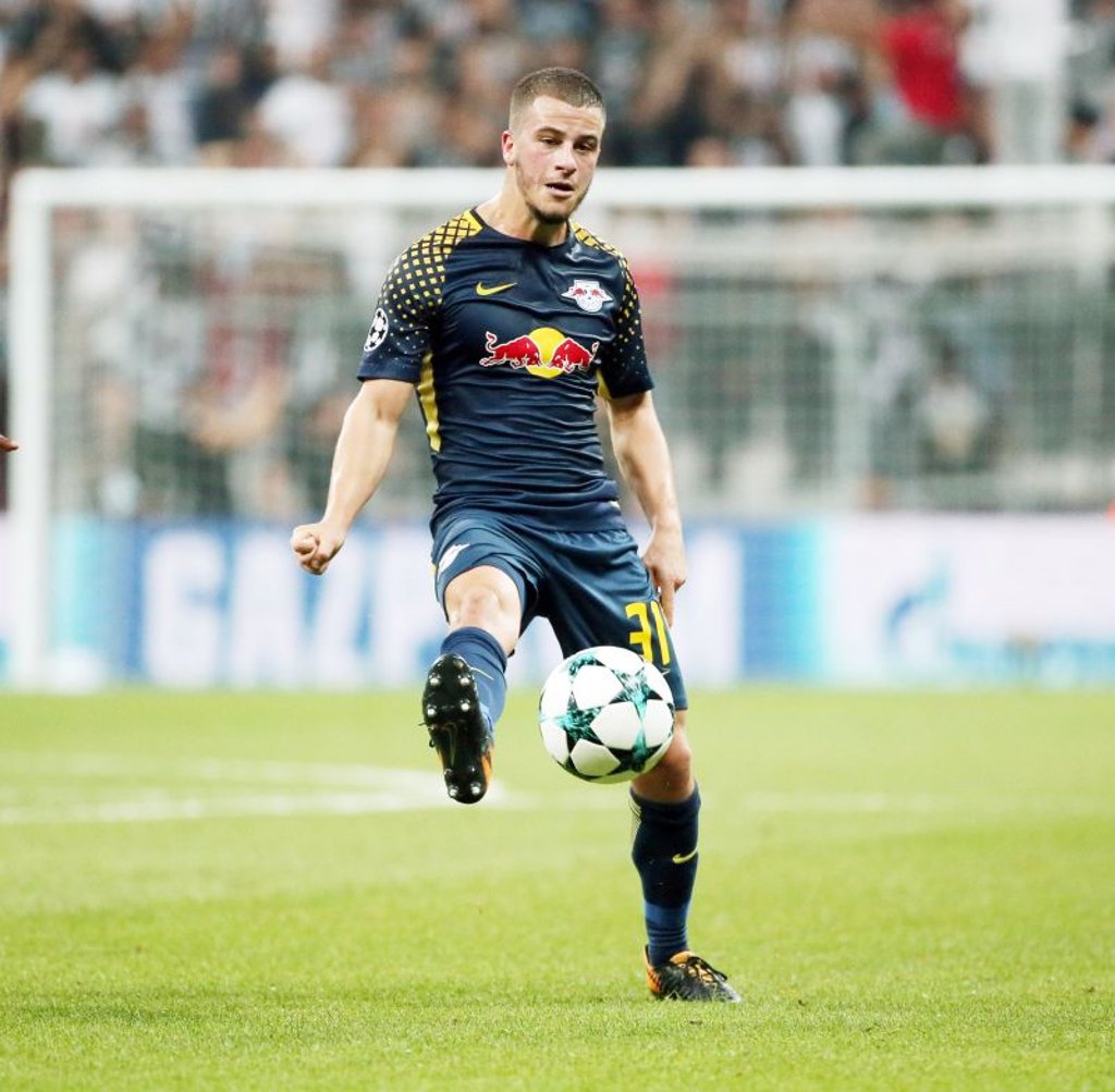 Stillleben: Diego Demme mit Ball.