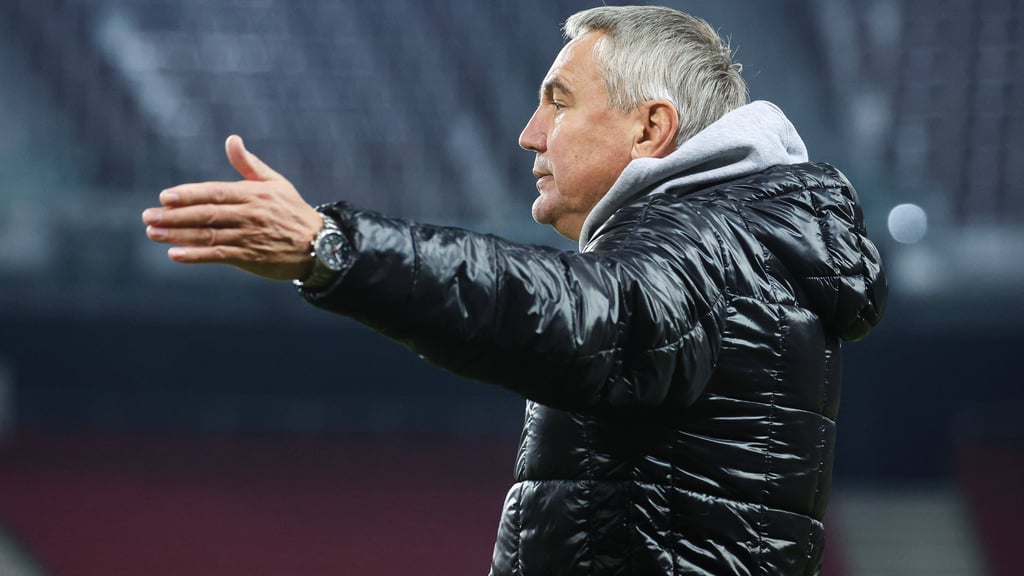 Peter Pacult gestikuliert beim Spiel gegen Red Bull Salzburg an der Seitenlinie.