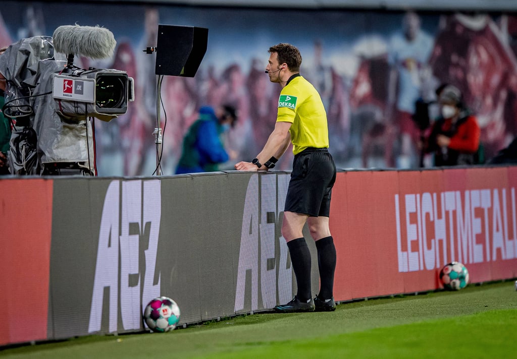 Schiedsrichter Felix Zwayer entscheidet nach Videobeweis auf Elfmeter für RB Leipzig.