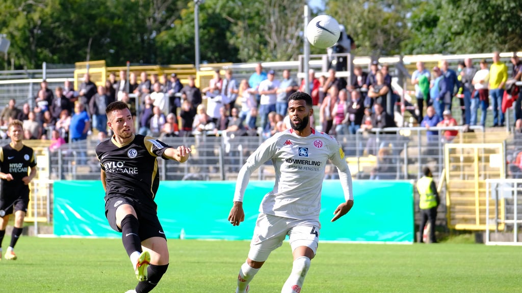 Gegen Elversberg mit Problemen: Abwehrspieler Jeremiah St. Juste (rechts) gegen den Doppeltorschützen Luca Schellbacher.