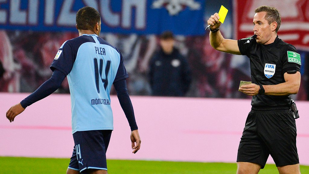 Erst Gelb, dann direkt Gelb-Rot hinterher: Tobias Stieler schickte Gladbachs Stürmer Alassane Plea beim Spiel in Leipzig vom Feld.