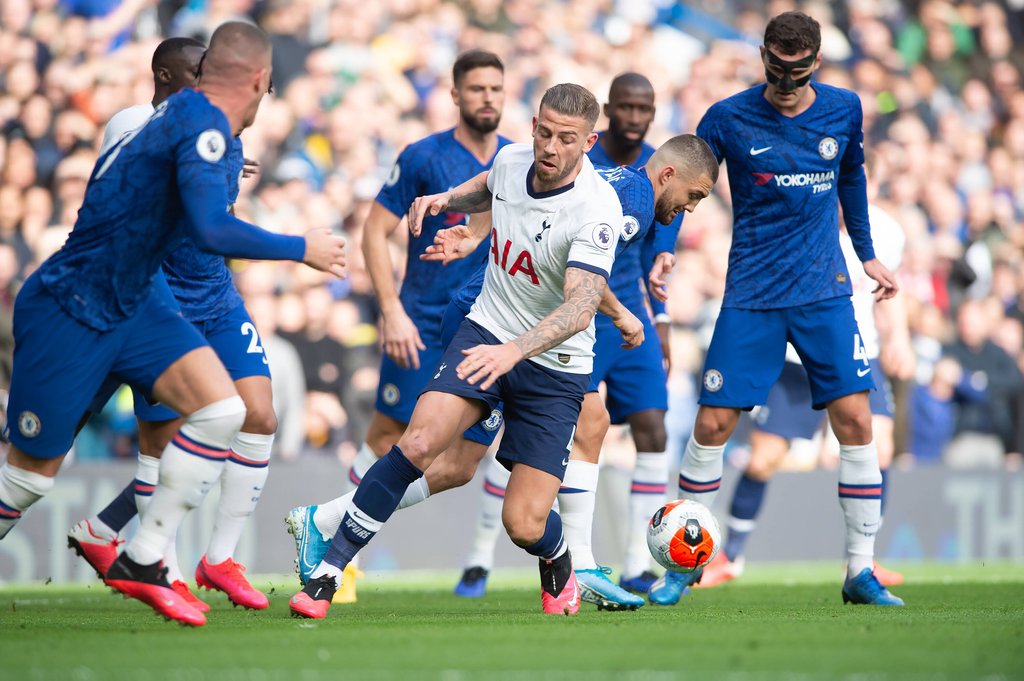 Umringt von sechs Blauen: Toby Alderweireld von Tottenham Hotspur.
