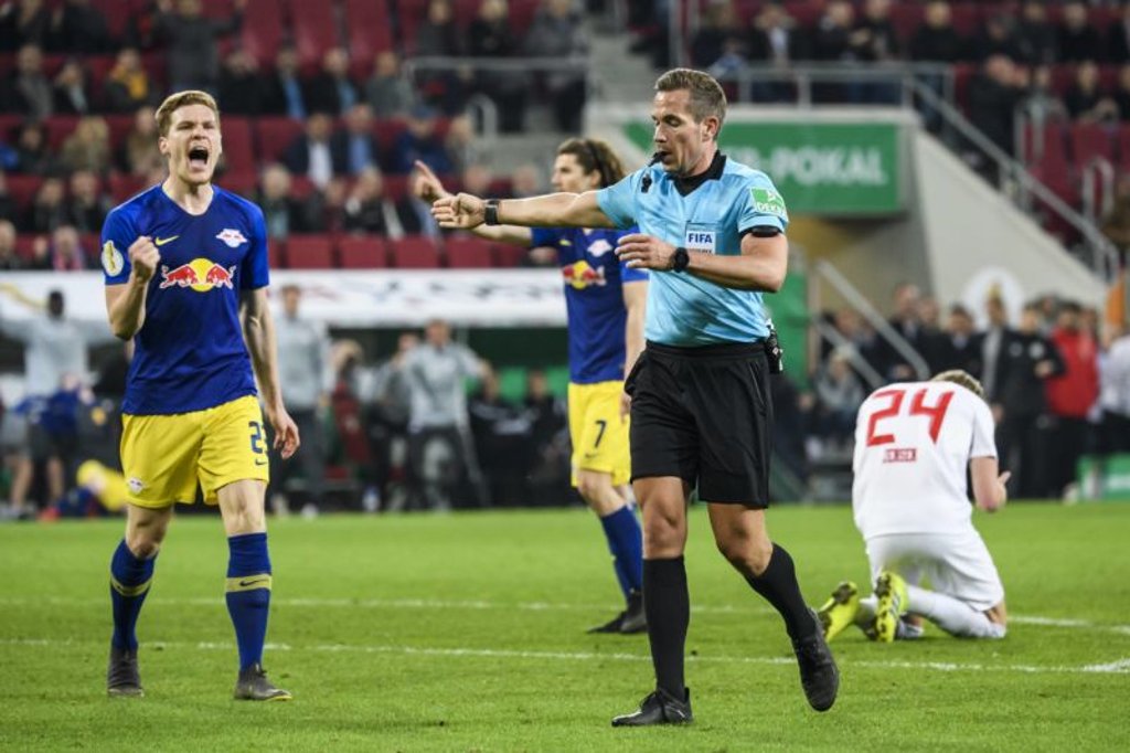 Tobias Stieler gab den Handelfmeter für RB Leipzig, Marcel Halstenberg verwandelte sicher.