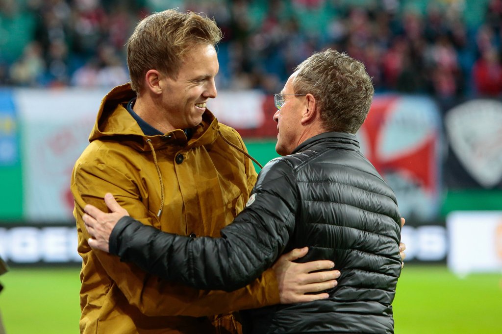 Der eine (Ralf Rangnick/ re) hat eine Mannschaft verloren, die er noch gar nicht trainierte, der andere (Julian Nagelsmann/ li) arbeitet bei RB Leipzig sehr erfolgreich.