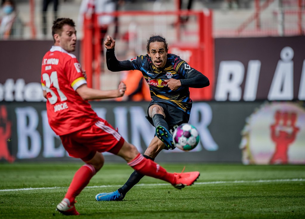 Leipzigs Yussuf Poulsen (schwarz) gegen Unions Robin Knoche (rot).