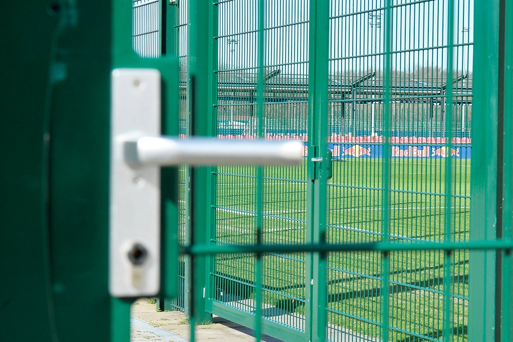 Verschlossene Türen am Cottaweg: RB Leipzig macht bis Freitag frei.