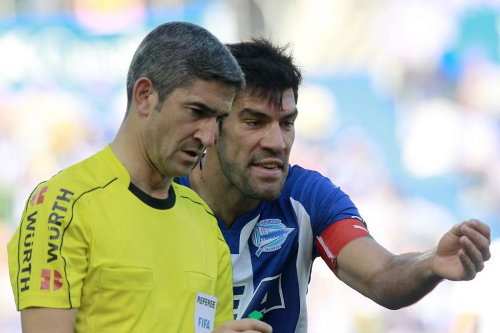 Alberto Undiano Mallenco scheint immer ein offenes Ohr für die Sorgen und Nöte der Fußballer zu haben..