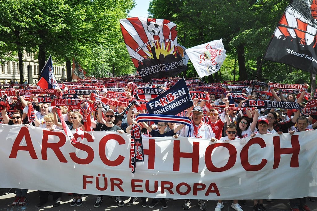 „Arsch hoch für Europa” fordern die Fans von RB Leipzig.