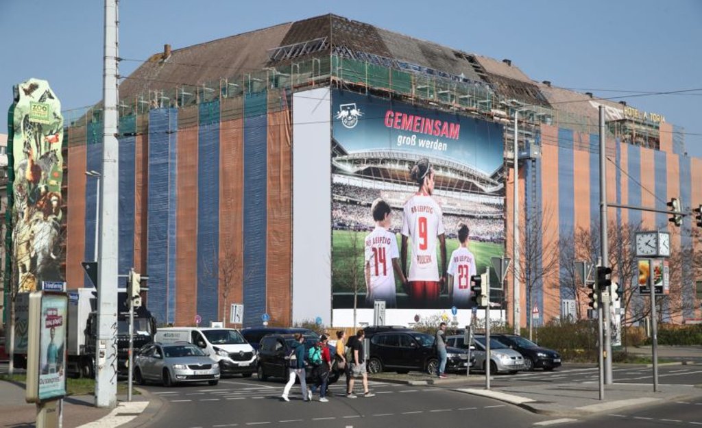 Nicht zu übersehen: RB Leipzigs Risenbanner an der Astoria-Baustelle.