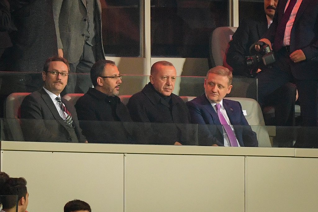 Der Präsident schaut nicht nur zur: der türkische Regierungschef Recep Tayyip Erdogan auf der Tribüne des Stadions von Basaksehir.