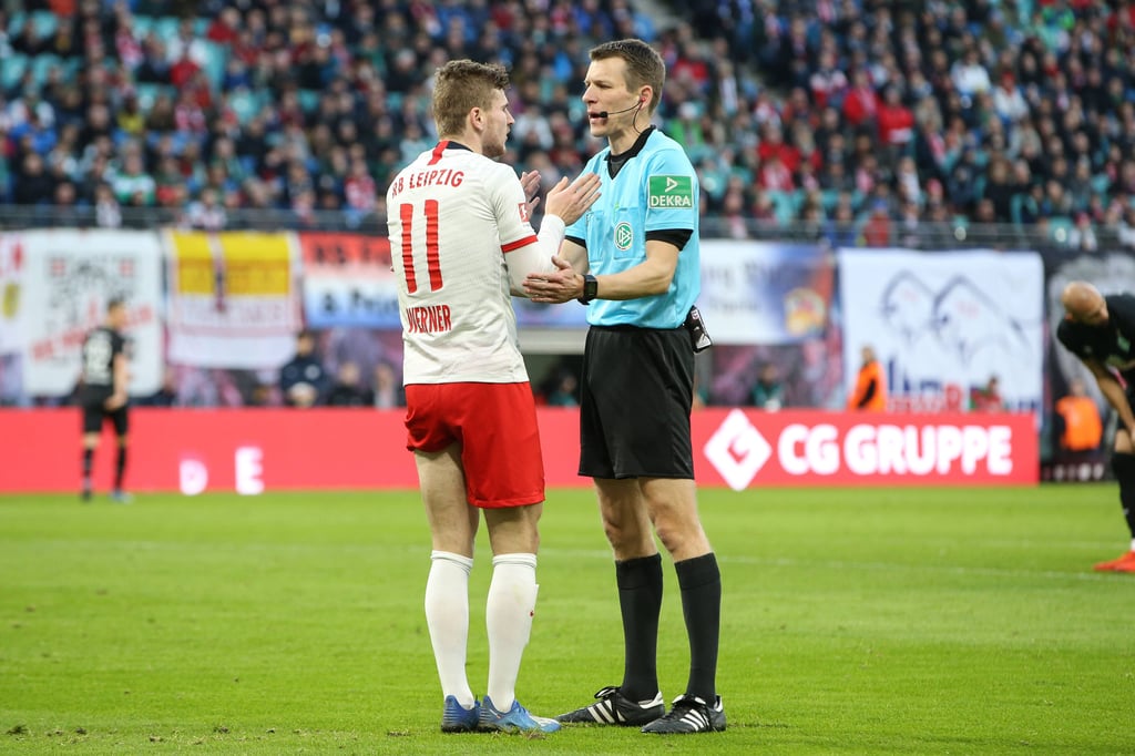 Diskussionen mit Timo Werner: Schiedsrichter Benjamin Cortus pfeift RB Leipzig gegen Babelsberg im DFB-Pokal.