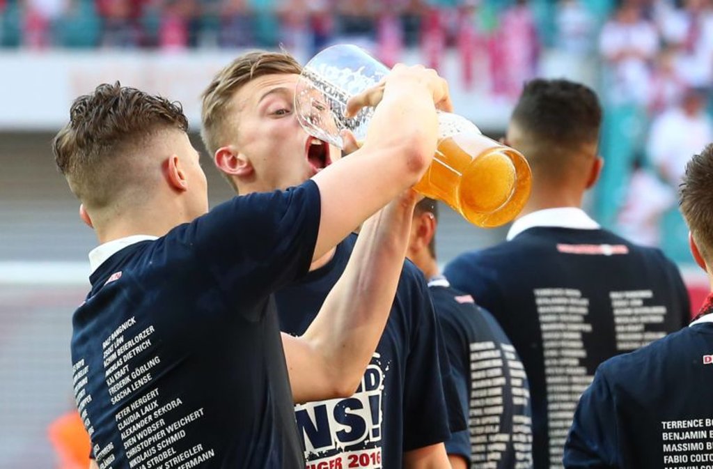 Neue Motive für die Becher in der Red Bull Arena. Nur so groß wie bei den Profis werden die Becher nicht.