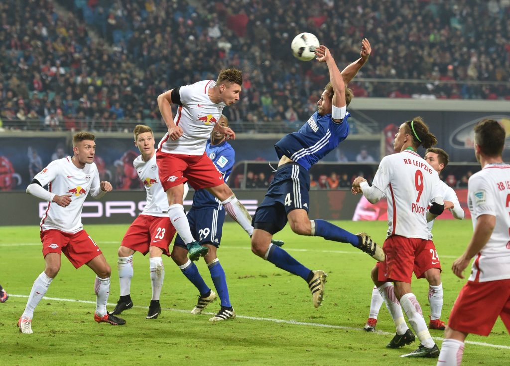 Stabile Abwehr: Willi Orban gewinnt das Kopfballduell gegen Benedikt Höwedes.