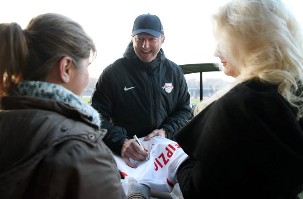 Ralph Hasenhüttl nahm sich Zeit für die Fans beim Training von RB Leipzig.
