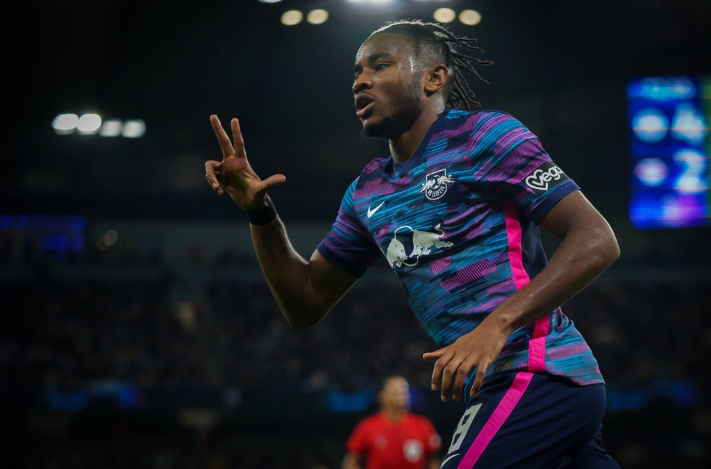 Christopher Nkunku feiert seinen Hattrick mit einer Geste Richtung Fans.&nbsp;