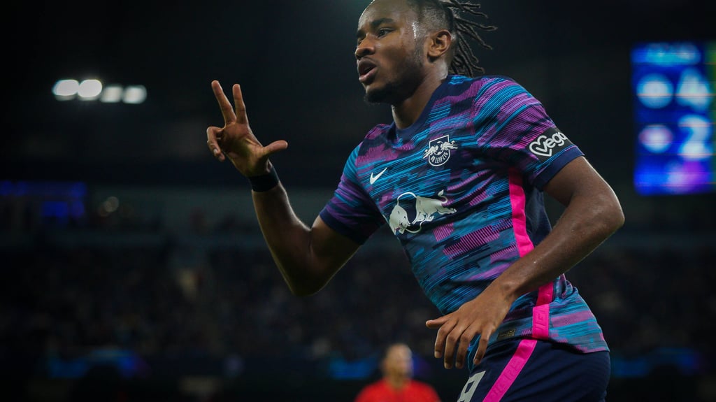 Christopher Nkunku feiert seinen Hattrick mit einer Geste Richtung Fans. 