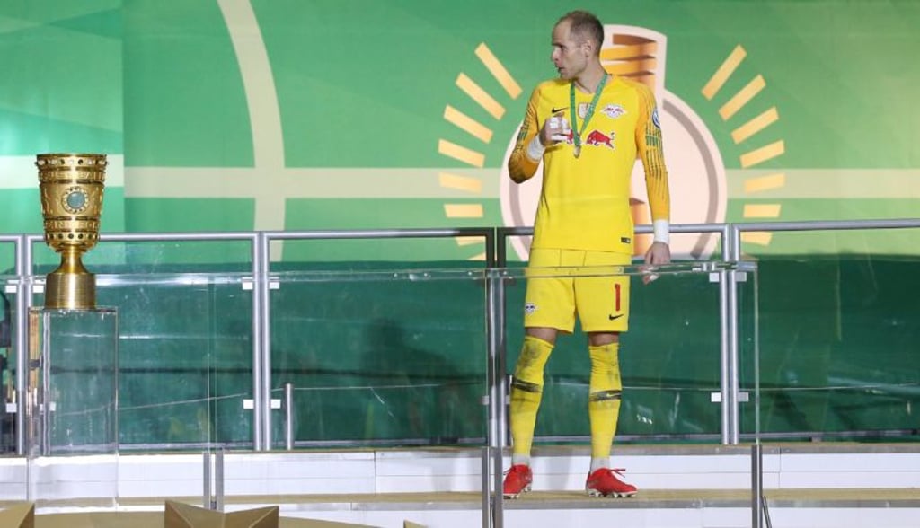 Die unterlegene Mannschaft von RB Leipzig bekommt die Silbermedaillen überreicht. Torwart Peter Gulacsi (1, RB Leipzig) mit Blick zur Pokaltrophäe. 