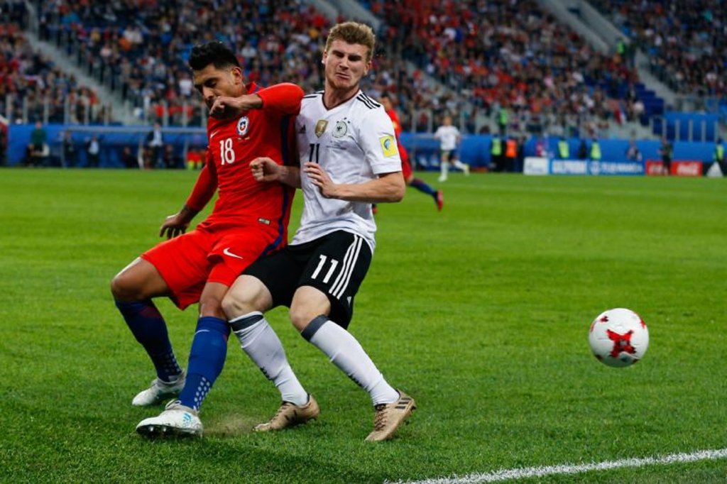 Timo Werner kassiert den Ellenbogen von Gonzalo Jara.