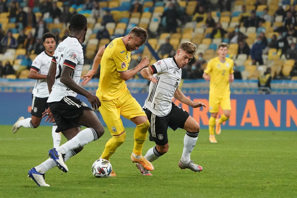 ist mit dem Coronavirus infiziert: Andrej Jarmolenko im Hinspiel gegen Joshua Kimmich und Antonio Rüdiger.