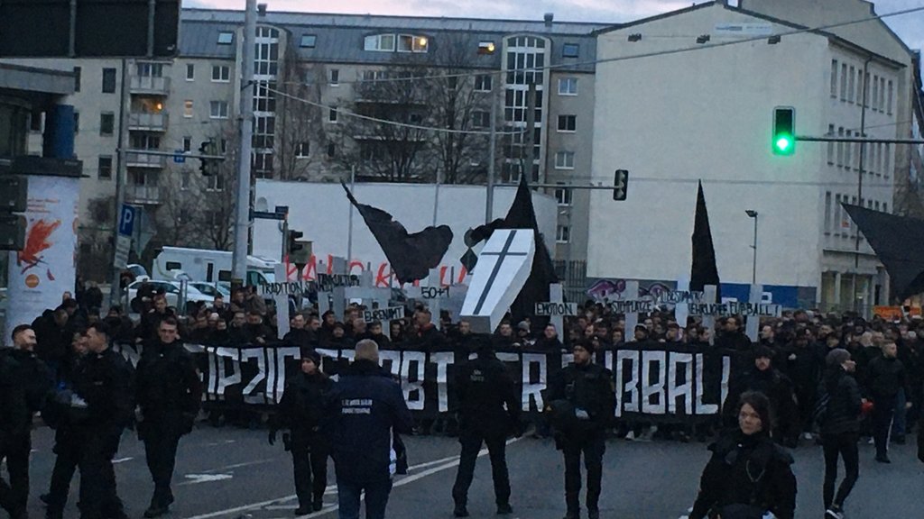 Ganz in Schwarz: Trauermarsch der Fans von Union Berlin gegen RB Leipzig.