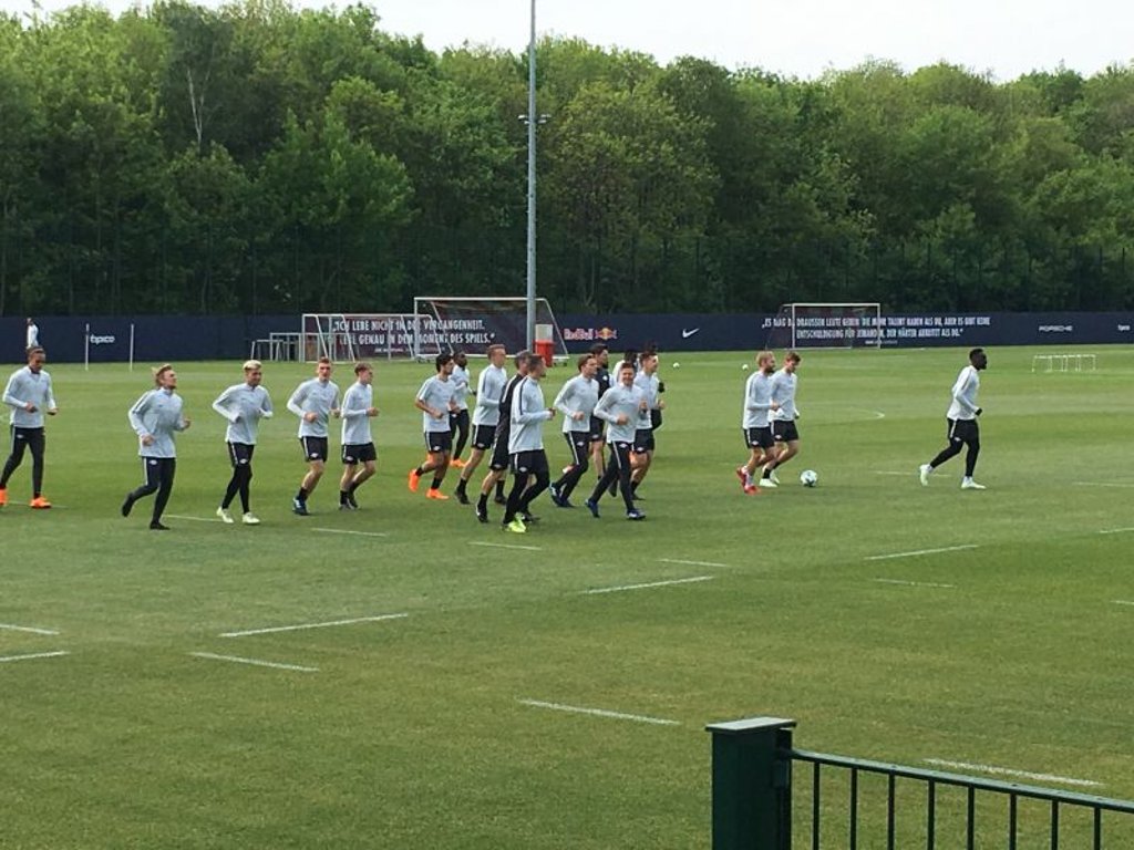 RB Leipzig trainiert und Konrad Laimer ist wieder dabei.