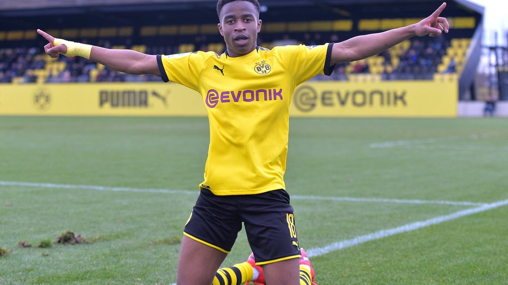 Lex Moukoko: Weil der BVB sein Supertalent möglichst früh einsetzen will, brachte der Klub den Vorschlag zur Regeländerung ein.