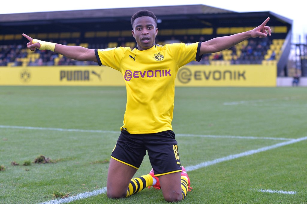 Lex Moukoko: Weil der BVB sein Supertalent möglichst früh einsetzen will, brachte der Klub den Vorschlag zur Regeländerung ein.