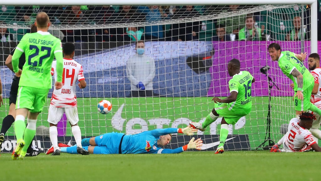 Keine Abwehrchance mehr für Peter Gulacsi: Jerome Roussillon erzielt das Tor des Abends gegen RB Leipzig.