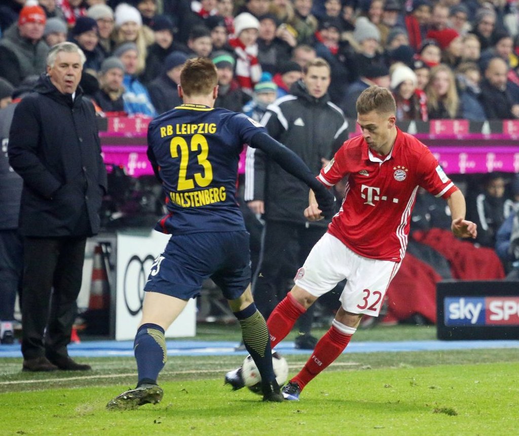 Joshua Kimmich im Duell mit seinem Ex-Verein und Mitspieler Marcel Halstenberg.