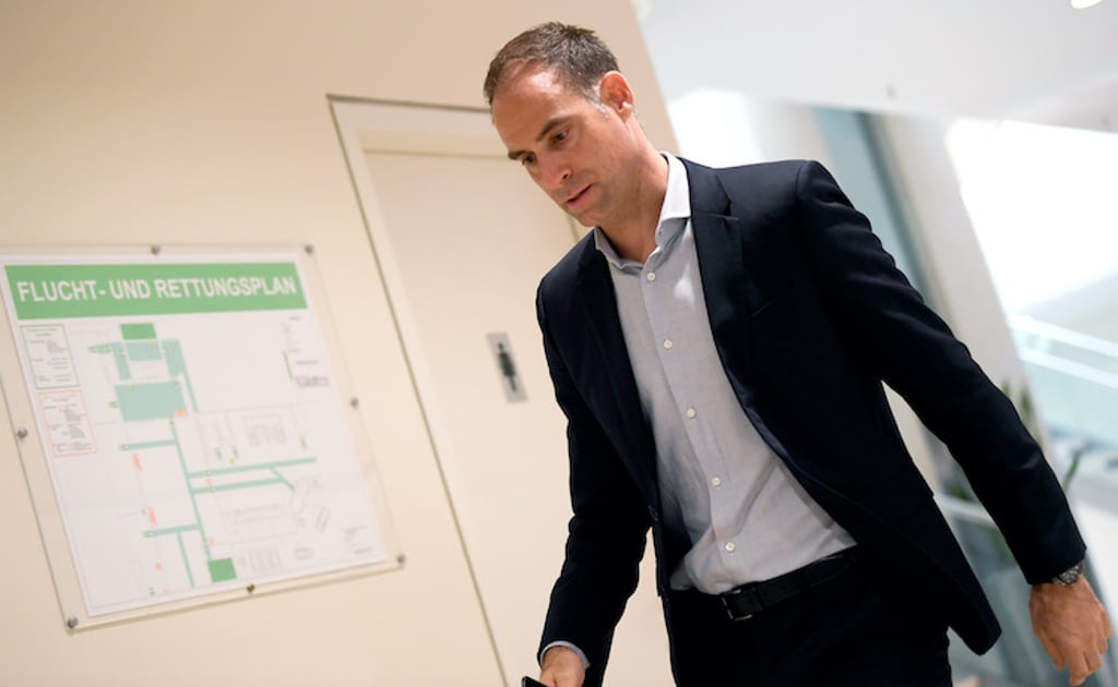 Flucht- und Rettungsplan? Oliver Mintzlaff bei der Ankunft bei der DFL-Vollversammlung in Frankfurt.