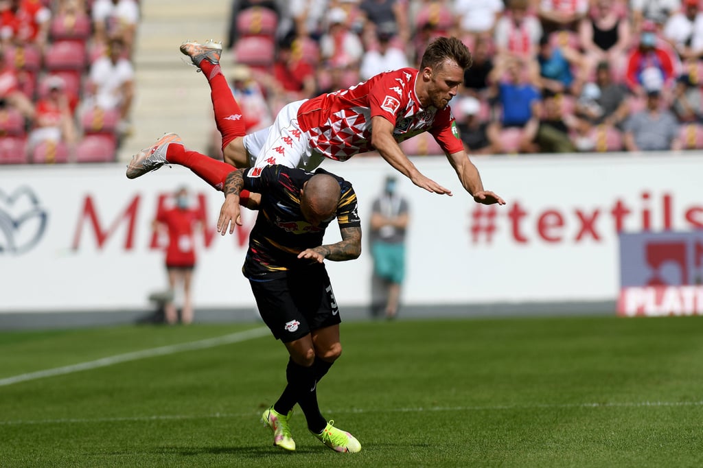 Mainz obenauf: Silvan Widmer überspringt Angeliño