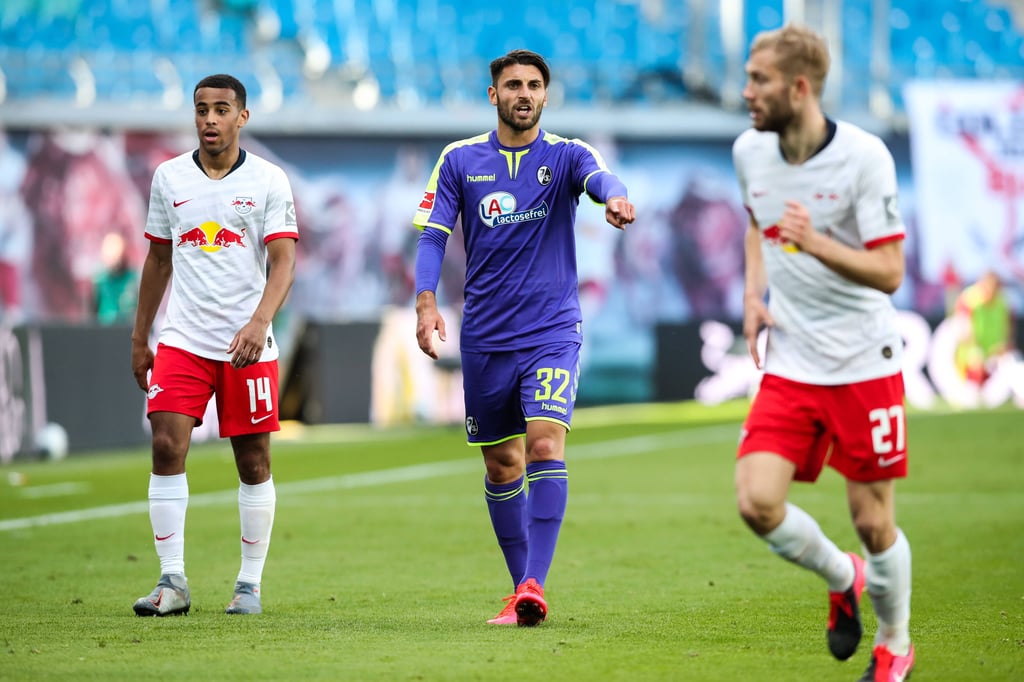 Fürchtet sich nicht vor RB: Vincenzo Grifo (Mitte), umringt von Tyler Adams (l.) und Konrad Laimer