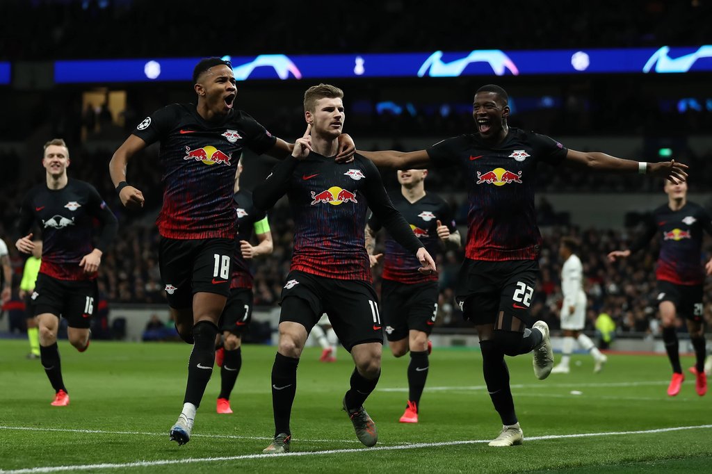 Glücksbringertextilien? Leipziger Personal beim Spiel in Tottenham