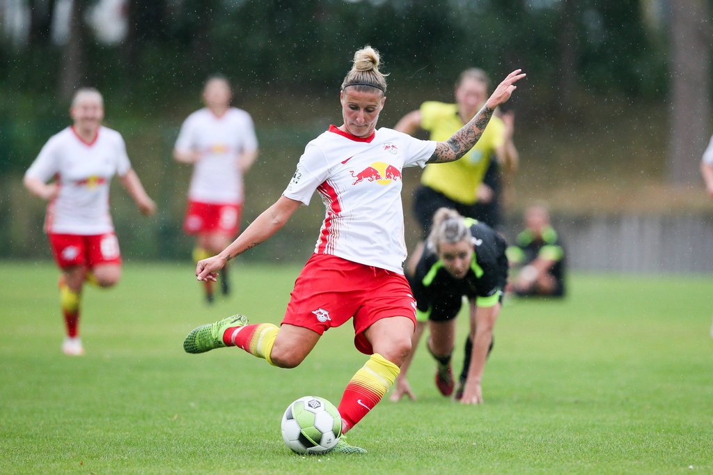 Anja Mittag hat das Fußballspielen nicht verlernt.