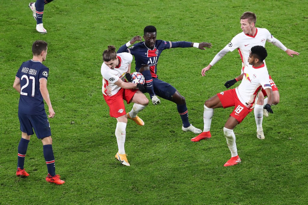 Mutig dagegengehalten: Marcel Sabitzer, Christopher Nkunku und Dani Olmo gegen Idrissa Gana Gueye.