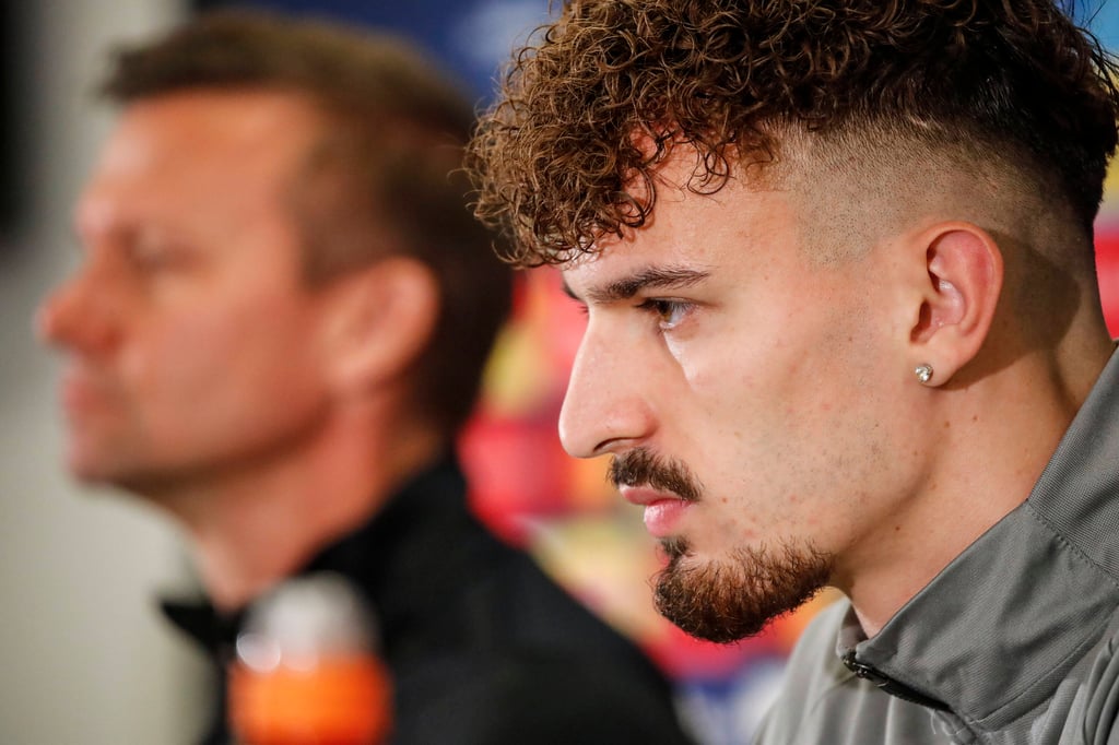 Mergim Berisha (vorne) und Jesse Marsch, der neue Coach von RB Leipzig (hinten) 