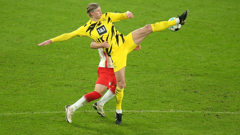 Hinter Erling Haaland ist es dunkel: Willi Orban gegen Dortmunds Sturmhünen.