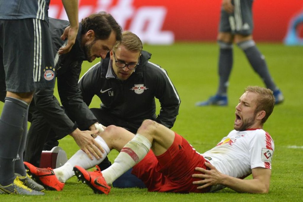RB Leipzigs Konrad Laimer wird auf dem Rasen behandelt.