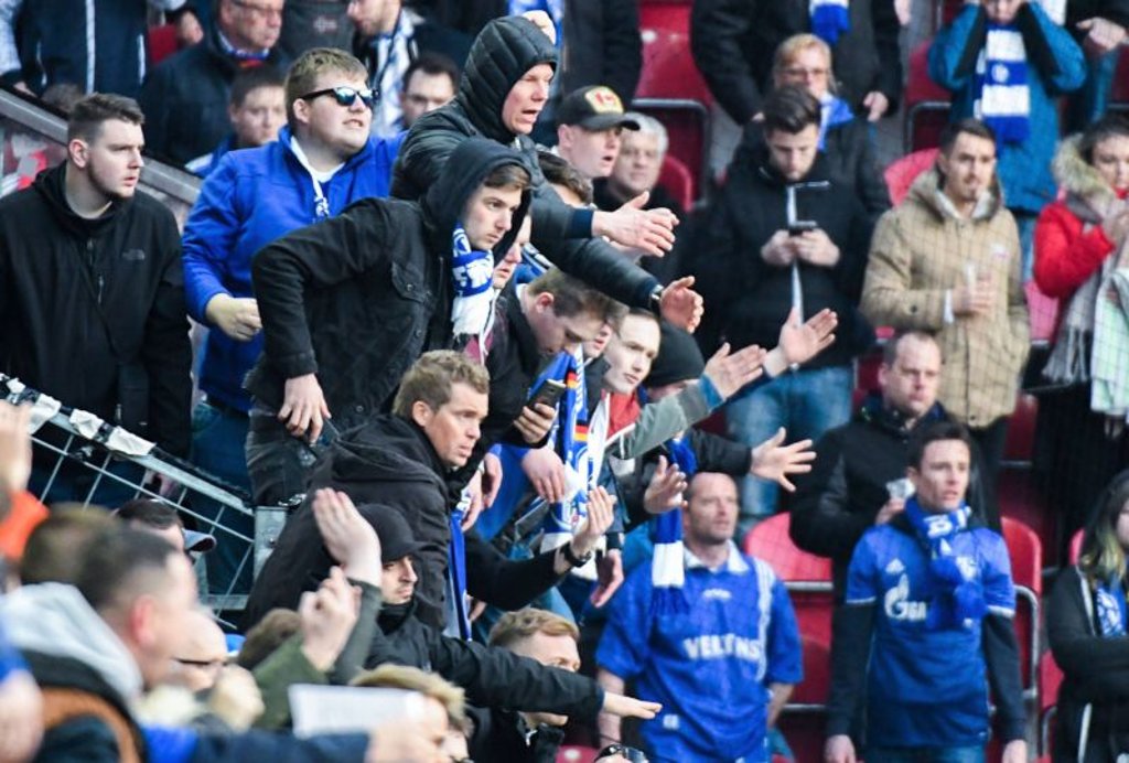 Schalke-Fans wollen am Samstag vor dem Spiel gegen RB gemeinsam Müll sammeln.