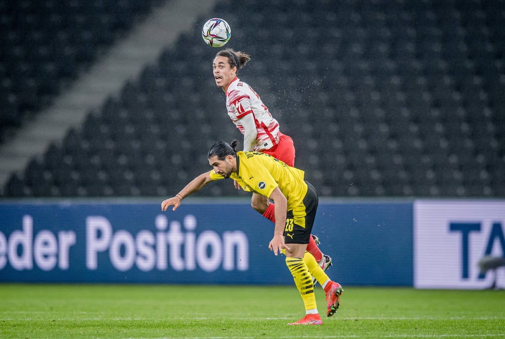 Yussuf Poulsen gegen Dortmunds Emre Can (vorne) im DFB-Pokalfinale, das RB Leipzig 1:4 gegen den BVB verlor. 