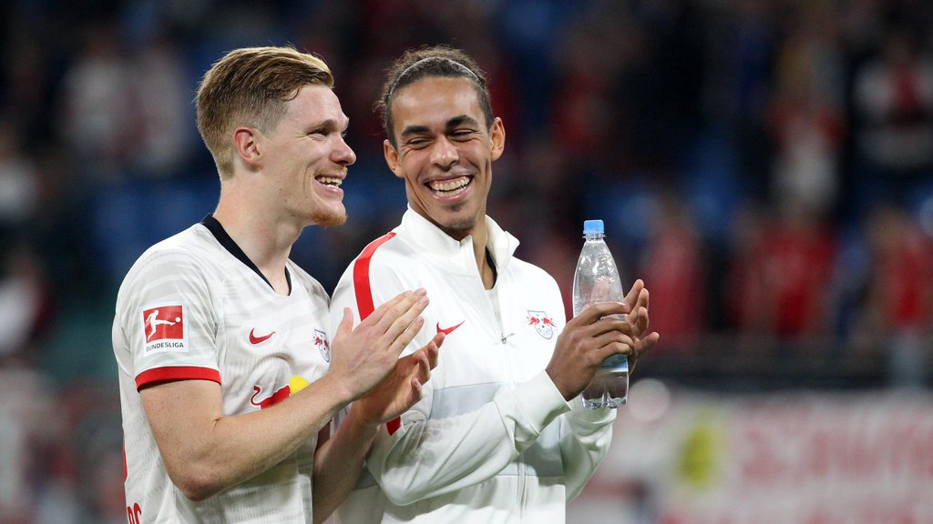 „Es gibt Spieler, denen das mehr nachhängt als anderen”: Marcel Halstenberg und Yussuf Poulsen.