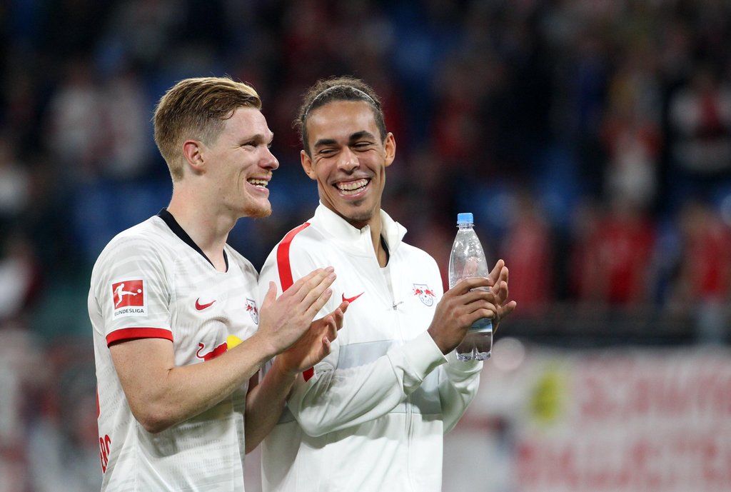 „Es gibt Spieler, denen das mehr nachhängt als anderen”: Marcel Halstenberg und Yussuf Poulsen.
