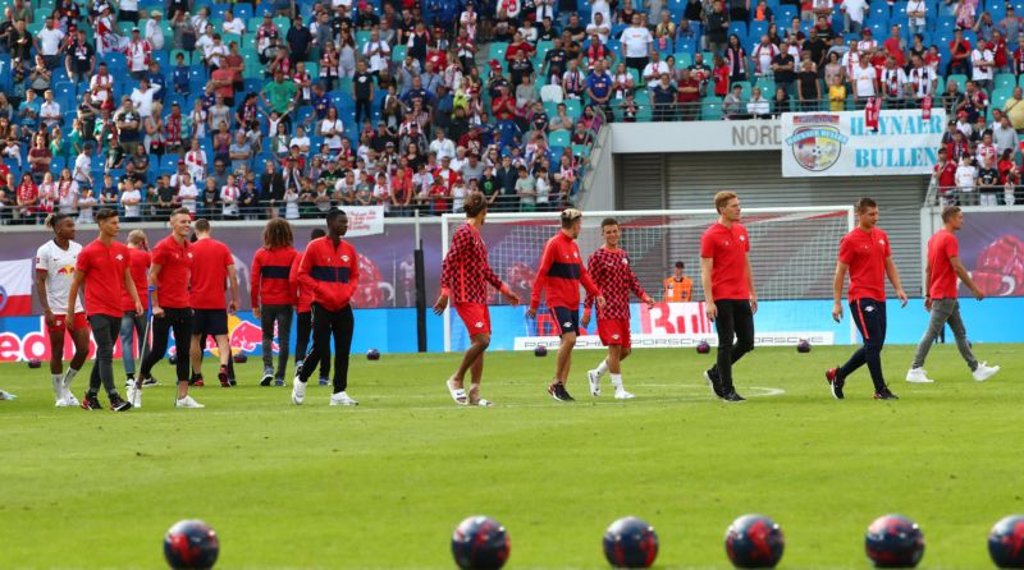 RB Leipzig will sich erst nach einem gang in die kabine bei den Fans bedanken.